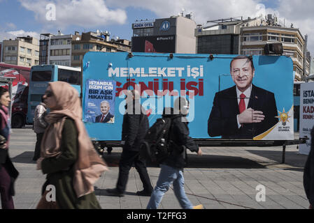 Istanbul, Turquie. 30Th Mar, 2019. Les gens vu marcher par un parti AK caravane pendant les élections dans le quartier de Kadikoy, Istanbul.Turkish élections locales de 2019 ont eu lieu le 31 mars 2019 dans tout le 81 provinces de la Turquie. Istanbul et Ankara ont été perçus comme la plus intense des arénas à bataille de plus pour les deux alliances : l'ErdoganÂ Parti AK avec l'extrême-droite de l'action nationaliste (MHP) et le centre-gauche, principal parti d'opposition, le Parti républicain du peuple (CHP) avec la droite (Bon IYI) Partie. Credit : Lupa MiÃ±O/SOPA Images/ZUMA/Alamy Fil Live News Banque D'Images