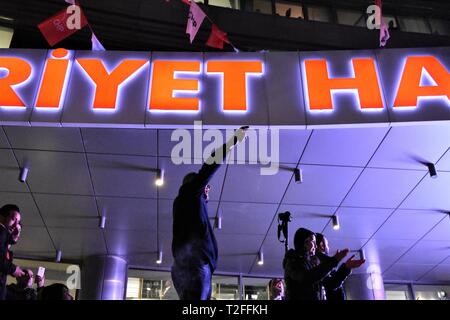 Ankara, Turquie. Mar 31, 2019. Les partisans de l'opposition officielle, le Parti républicain du peuple (CHP) se réunissent pour célébrer les résultats préliminaires dans les élections locales. Altan Crédit : Gochre/ZUMA/Alamy Fil Live News Banque D'Images