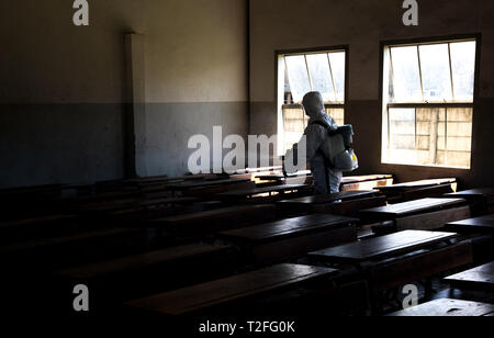 Beijing, le Mozambique. Mar 29, 2019. Membre de l'équipe de secours chinoise désinfectants sprays à une classe de l'école élémentaire le 25 juin à Beira, au Mozambique, le 29 mars 2019. Les sauveteurs chinois rejoint mozambicains pour prévenir les épidémies à la suite de catastrophe. Idai Credit : Zhang Yu/Xinhua/Alamy Live News Banque D'Images