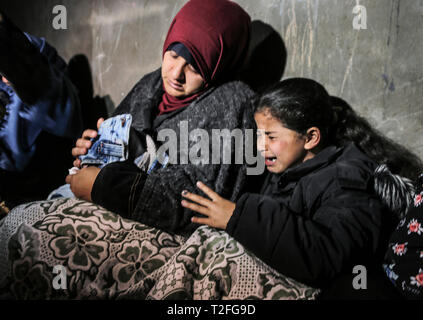 Gaza, Khan Younis, Palestine. Mar 31, 2019. Des proches de la personne décédée vu deuil pendant les funérailles funérailles de Palestiniens.Bilal al-Najjar, 17 ans, qui a été tué par les forces israéliennes dans les manifestations de la ''grande marche du retour'' et ''la terre palestinienne Jour' Credit : Yousef Masoud SOPA/Images/ZUMA/Alamy Fil Live News Banque D'Images