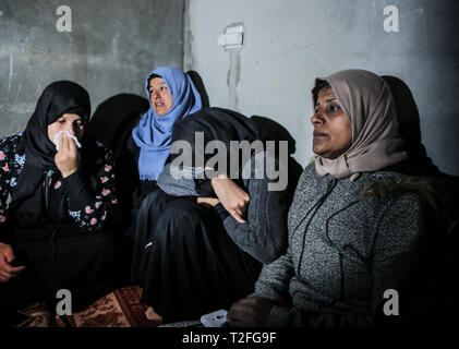 Gaza, Khan Younis, Palestine. Mar 31, 2019. Des proches de la personne décédée vu deuil pendant les funérailles funérailles de Palestiniens.Bilal al-Najjar, 17 ans, qui a été tué par les forces israéliennes dans les manifestations de la ''grande marche du retour'' et ''la terre palestinienne Jour' Credit : Yousef Masoud SOPA/Images/ZUMA/Alamy Fil Live News Banque D'Images