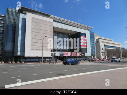 Washington, USA. Mar 19, 2019. Le Newseum musée des médias. Pour plus d'une décennie, le Newseum sur Pennsylvania Avenue à Washington a été un fier monument de journalisme. Mais l'avenir du musée est incertaine. Un symbole sombre de la situation dans l'industrie des médias ? (Dpa 'en temps de 'fausse News' : musée des médias menace la fin') Credit : Maren Hennemuth/dpa/Alamy Live News Banque D'Images