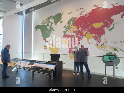 Washington, USA. Mar 19, 2019. Les visiteurs du musée des médias Newseum à Washington voir une carte du monde de l'état de la liberté de la presse. Pour plus d'une décennie, le Newseum sur Pennsylvania Avenue à Washington a été un fier monument de journalisme. Mais l'avenir du musée est incertaine. Un symbole sombre de la situation dans l'industrie des médias ? (Dpa 'en temps de 'fausse News' : musée des médias menace la fin') Credit : Maren Hennemuth/dpa/Alamy Live News Banque D'Images