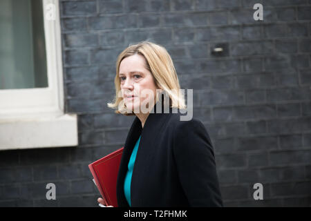 London,UK,2 avril 2019,secrétaire d'état du travail et des pensions la Rt Hon Amber Rudd MP arrive pour un Brexit Crise Réunion du Cabinet à Downing Street après avoir divisé communes ne parvient pas à trouver un moyen d'avancer à nouveau. Ils se réuniront pendant 5 heures, ce qui est plus long que d'habitude 2 à discuter de la tentative de récupération de l'UE Mai Theresa accord de retrait après MP'S a rejeté hier quatre variations d'un Brexit" Crédit : Keith Larby/Alamy Live News Banque D'Images