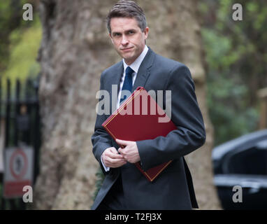 London,UK,2 avril 2019,secrétaire d'État à la défense la Rt Hon Gavin Williamson CEPB MP arrive pour un Brexit Crise Réunion du Cabinet à Downing Street après avoir divisé communes ne parvient pas à trouver un moyen d'avancer à nouveau. Ils se réuniront pendant 5 heures, ce qui est plus long que d'habitude 2 à discuter de la tentative de récupération de l'UE Mai Theresa accord de retrait après MP'S a rejeté hier quatre variations d'un Brexit" Crédit : Keith Larby/Alamy Live News Banque D'Images