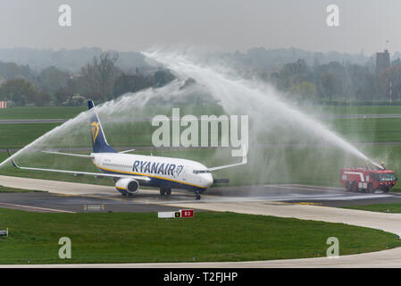 Ryanair ont lancé leurs premiers services de l''aéroport de Londres Southend avec le premier service régulier de passagers l'arrivée (à partir de Dublin) accueilli par un passage de l'eau d'incendie de salute Banque D'Images