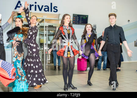Ryanair ont lancé leurs premiers services de l''aéroport de Londres Southend avec irlandais, espagnol et slovaque accueil danseurs la première arrivée des passagers dans le terminal Banque D'Images