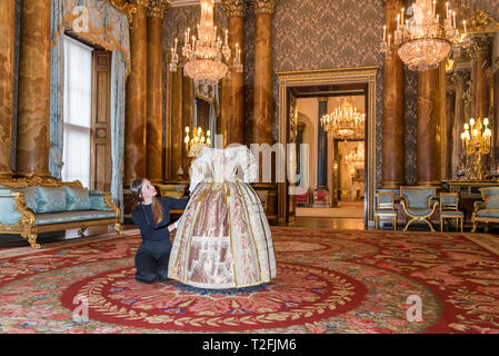 Londres, Royaume-Uni. 2 avril 2019. Un conservateur pose avec la reine Victoria's Stuart Ball costume. Aperçu de la reine Victoria 'Palace' exposition au Palais de Buckingham. A l'exposition marque le 200e anniversaire de la naissance de la reine Victoria (1819-1901) et de raconter l'histoire de ses 62 ans de règne et de sa vie au palais de Buckingham. Plus de 80 objets seront affichés dans le cadre de l'ouverture d'été de l'État Chambres 20 Juillet au 29 septembre 2019. Crédit : Stephen Chung / Alamy Live News Banque D'Images