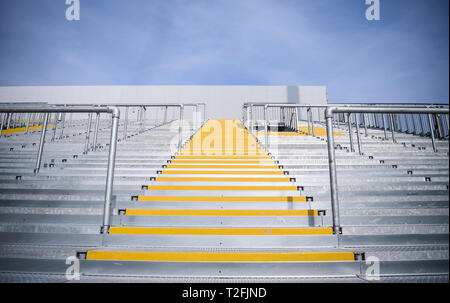 Karlsruhe, Allemagne. Apr 02, 2019. Vue sur la nouvelle tribune provisoire, fonction, l'image de décoration. GES/football/nouvelle construction, reconstruction Wildparkstadion : 02.04.2019 | Le monde d'utilisation : dpa Crédit/Alamy Live News Banque D'Images