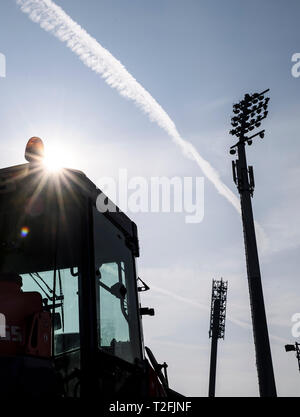 Karlsruhe, Allemagne. Apr 02, 2019. Les véhicules de construction en face de la province, de nouvelles tribunes. GES/football/nouvelle construction, reconstruction Wildparkstadion : 02.04.2019 | Le monde d'utilisation : dpa Crédit/Alamy Live News Banque D'Images