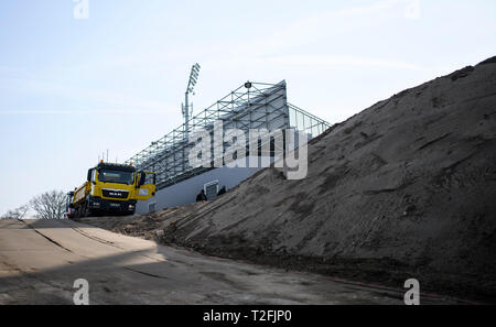 Karlsruhe, Allemagne. Apr 02, 2019. Vue sur la nouvelle tribune provisoire . GES/football/nouvelle construction, reconstruction Wildparkstadion : 02.04.2019 | Le monde d'utilisation : dpa Crédit/Alamy Live News Banque D'Images