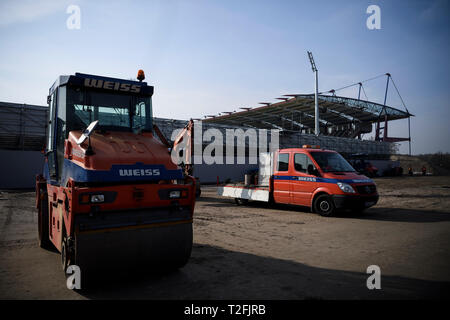 Karlsruhe, Allemagne. Apr 02, 2019. Les véhicules de construction en face de la province, de nouvelles tribunes. GES/football/nouvelle construction, reconstruction Wildparkstadion : 02.04.2019 | Le monde d'utilisation : dpa Crédit/Alamy Live News Banque D'Images