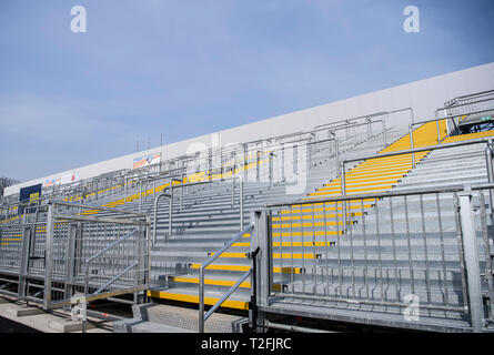 Karlsruhe, Allemagne. Apr 02, 2019. Vue sur la nouvelle tribune provisoire, fonction, l'image de décoration. GES/football/nouvelle construction, reconstruction Wildparkstadion : 02.04.2019 | Le monde d'utilisation : dpa Crédit/Alamy Live News Banque D'Images