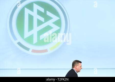 Déposée - 15 avril 2016, Hessen, Frankfurt/Main : Le Président nouvellement élu DFB Reinhard Grindel passera par le logo DFB le 15 avril 2016 après son élection au Bundestag DFB Assemblée Générale Extraordinaire. Selon le journal 'Bild' et l'agence de presse allemande, Grindel va démissionner de ses fonctions de président de la Fédération allemande de football (DFB) le mardi (02.04.2019). La ZDF a également rendu compte de cela. Photo : Arne Dedert/dpa Banque D'Images