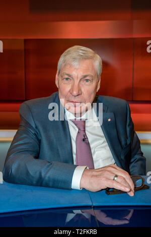 Berlin, Deutschland. 01 avr, 2019. 01.04.2019, Michael Sommer, de 2002 à 2014 Président de la Confédération syndicale allemande (DGB) ; a donné un rein à sa femme, dans le studio de télévision à Hart mais juste en studio à Berlin Adlershof. Portrait de la syndicaliste. Utilisation dans le monde entier | Credit : dpa/Alamy Live News Banque D'Images