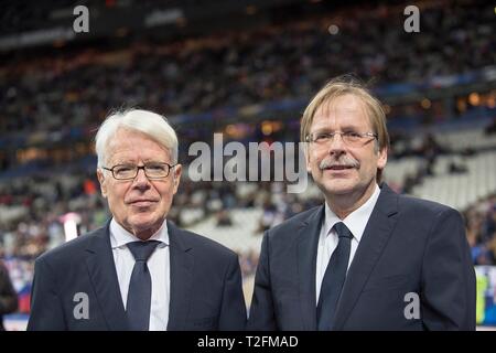 Paris, Frankreich. Apr 02, 2019. Grindel démissionne en tant que président DFB - Koch et Rauball Interimsspitze. Archives photos : le chef par intérim de la DFB Rainer KOCH (Président intérimaire/1er Vice-président DFB) avec Reinhard RAUBALL l. (DFL) Soccer Laenderspiel Présidents de la Ligue, Match amical, France (FRA) - Allemagne (GER) 2 : 0, le 13/11/2015 à Paris/France. Utilisation dans le monde entier | Credit : dpa/Alamy Live News Banque D'Images