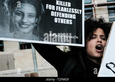 Jérusalem, Israël. 2 avril, 2019. Les militants de la paix Gush Shalom protester contre la visite du Président brésilien Bolsonaro à Yad Vashem Holocaust Remembrance Monde Bolsonaro Centre prétendant est un admirateur du régime nazi qui prend en charge le racisme, le fascisme, la torture, la violence contre les femmes, la persécution politique, l'incarcération des membres de la communauté LGBT et de l'Afro Brazilian autochtones. Objet : Yad Vashem servant de 'laverie pour les dictateurs du monde'. Credit : Alon Nir/Alamy Live News Banque D'Images