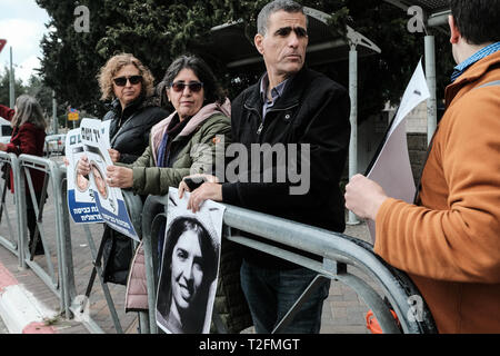 Jérusalem, Israël. 2 avril, 2019. Les militants de la paix Gush Shalom, y compris le député Moshe Mossi Raz (2e à droite), Parti Meretz, protester contre la visite du Président brésilien Bolsonaro à Yad Vashem Holocaust Remembrance Monde Bolsonaro Centre prétendant est un admirateur du régime nazi qui prend en charge le racisme, le fascisme, la torture, la violence contre les femmes, la persécution politique, l'incarcération des membres de la communauté LGBT et de l'Afro Brazilian autochtones. Objet : Yad Vashem servant de 'laverie pour les dictateurs du monde'. Credit : Alon Nir/Alamy Live News Banque D'Images