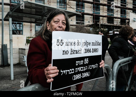 Jérusalem, Israël. 2 avril, 2019. Les militants de la paix Gush Shalom protester contre la visite du Président brésilien Bolsonaro à Yad Vashem Holocaust Remembrance Monde Bolsonaro Centre prétendant est un admirateur du régime nazi qui prend en charge le racisme, le fascisme, la torture, la violence contre les femmes, la persécution politique, l'incarcération des membres de la communauté LGBT et de l'Afro Brazilian autochtones. Objet : Yad Vashem servant de 'laverie pour les dictateurs du monde'. Credit : Alon Nir/Alamy Live News Banque D'Images