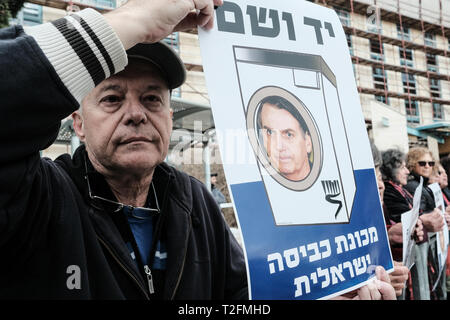 Jérusalem, Israël. 2 avril, 2019. Les militants de la paix Gush Shalom protester contre la visite du Président brésilien Bolsonaro à Yad Vashem Holocaust Remembrance Monde Bolsonaro Centre prétendant est un admirateur du régime nazi qui prend en charge le racisme, le fascisme, la torture, la violence contre les femmes, la persécution politique, l'incarcération des membres de la communauté LGBT et de l'Afro Brazilian autochtones. Objet : Yad Vashem servant de 'laverie pour les dictateurs du monde'. Credit : Alon Nir/Alamy Live News Banque D'Images