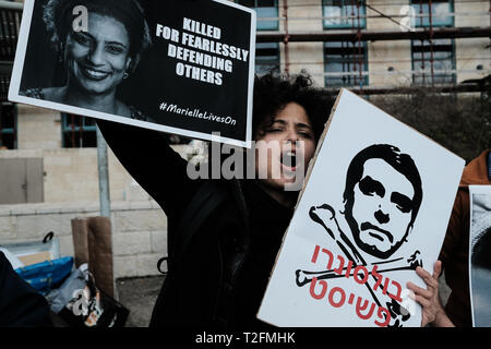 Jérusalem, Israël. 2 avril, 2019. Les militants de la paix Gush Shalom protester contre la visite du Président brésilien Bolsonaro à Yad Vashem Holocaust Remembrance Monde Bolsonaro Centre prétendant est un admirateur du régime nazi qui prend en charge le racisme, le fascisme, la torture, la violence contre les femmes, la persécution politique, l'incarcération des membres de la communauté LGBT et de l'Afro Brazilian autochtones. Objet : Yad Vashem servant de 'laverie pour les dictateurs du monde'. Credit : Alon Nir/Alamy Live News Banque D'Images