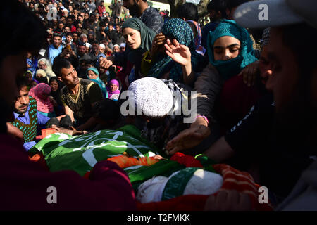 1 avril 2019 - Shopian, Cachemire, 1er avril 2019. En deuil accompagner le corps de rebelles tués Aqib Ahmad Kumar lors de ses funérailles dans le domaine de l'Hillo district Shopian quelque 60 kilomètres de la ville de Srinagar. Kumar est l'un des quatre rebelles cachemiriens ont tué la nuit précédente lors d'une confrontation avec les forces du gouvernement indien dans la zone Lassipora de Pulwama. Les rebelles tués ont été identifiés comme Tawseef Ahmad Itoo, résident d'Gadbugh Pulwama, Ahmad Zaffar Paul résident d'Dangerpora Shopain Muloo, Aqib Ahmad Kumar, résident de Hillow Shopian, et Mohammad Shafi Bhat de Sedev Shopia Banque D'Images