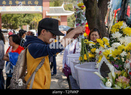 (190402) -- XICHANG, 2 avril 2019 (Xinhua) -- Un citoyen présente un bouquet au cours d'une cérémonie de deuil spontané de rendre hommage à ceux qui ont perdu leur vie pendant la lutte contre le feu de forêt dans un salon funéraire dans la ville de Xichang, dans le sud-ouest de la province chinoise du Sichuan, le 2 avril 2019. Un incendie qui a tué 30 personnes et a englouti environ 15 hectares de forêt dans le sud-ouest de la province chinoise du Sichuan a été éteint mardi, les autorités locales ont déclaré. Trente personnes, dont 27 pompiers et trois sections locales, ont perdu leur vie pendant la lutte contre l'incendie. (Xinhua/Chaoqun Zhang) Banque D'Images