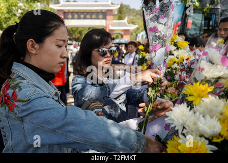 (190402) -- XICHANG, 2 avril 2019 (Xinhua) -- les gens présents au cours d'un deuil bouquets spontanée cérémonie pour rendre hommage à ceux qui ont perdu leur vie pendant la lutte contre le feu de forêt dans un salon funéraire dans la ville de Xichang, dans le sud-ouest de la province chinoise du Sichuan, le 2 avril 2019. Un incendie qui a tué 30 personnes et a englouti environ 15 hectares de forêt dans le sud-ouest de la province chinoise du Sichuan a été éteint mardi, les autorités locales ont déclaré. Trente personnes, dont 27 pompiers et trois sections locales, ont perdu leur vie pendant la lutte contre l'incendie. (Xinhua/Chaoqun Zhang) Banque D'Images