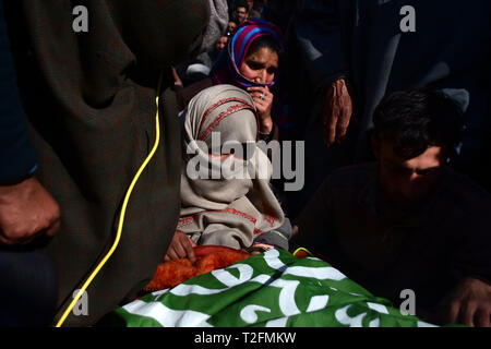 1 avril 2019 - Shopian, Cachemire, 1er avril 2019. En deuil accompagner le corps de rebelles tués Aqib Ahmad Kumar lors de ses funérailles dans le domaine de l'Hillo district Shopian quelque 60 kilomètres de la ville de Srinagar. Kumar est l'un des quatre rebelles cachemiriens ont tué la nuit précédente lors d'une confrontation avec les forces du gouvernement indien dans la zone Lassipora de Pulwama. Les rebelles tués ont été identifiés comme Tawseef Ahmad Itoo, résident d'Gadbugh Pulwama, Ahmad Zaffar Paul résident d'Dangerpora Shopain Muloo, Aqib Ahmad Kumar, résident de Hillow Shopian, et Mohammad Shafi Bhat de Sedev Shopia Banque D'Images