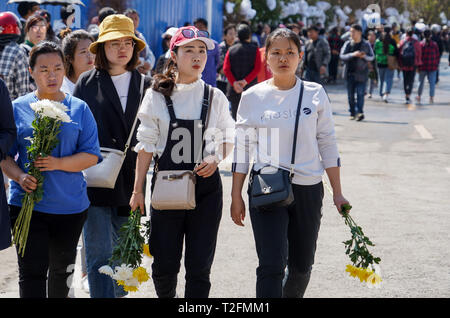 (190402) -- XICHANG, 2 avril 2019 (Xinhua) -- les gens présents au cours d'un deuil bouquets spontanée cérémonie pour rendre hommage à ceux qui ont perdu leur vie pendant la lutte contre le feu de forêt dans un salon funéraire dans la ville de Xichang, dans le sud-ouest de la province chinoise du Sichuan, le 2 avril 2019. Un incendie qui a tué 30 personnes et a englouti environ 15 hectares de forêt dans le sud-ouest de la province chinoise du Sichuan a été éteint mardi, les autorités locales ont déclaré. Trente personnes, dont 27 pompiers et trois sections locales, ont perdu leur vie pendant la lutte contre l'incendie. (Xinhua/Chaoqun Zhang) Banque D'Images