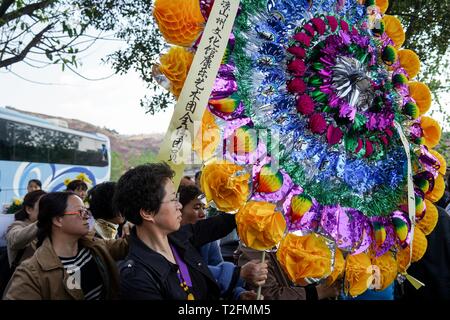 (190402) -- XICHANG, 2 avril 2019 (Xinhua) -- les gens de déposer des couronnes au cours d'une cérémonie de deuil spontané de rendre hommage à ceux qui ont perdu leur vie pendant la lutte contre le feu de forêt dans un salon funéraire dans la ville de Xichang, dans le sud-ouest de la province chinoise du Sichuan, le 2 avril 2019. Un incendie qui a tué 30 personnes et a englouti environ 15 hectares de forêt dans le sud-ouest de la province chinoise du Sichuan a été éteint mardi, les autorités locales ont déclaré. Trente personnes, dont 27 pompiers et trois sections locales, ont perdu leur vie pendant la lutte contre l'incendie. (Xinhua/Chaoqun Zhang) Banque D'Images