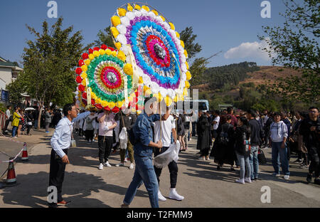 (190402) -- XICHANG, 2 avril 2019 (Xinhua) -- les gens de déposer des couronnes au cours d'une cérémonie de deuil spontané de rendre hommage à ceux qui ont perdu leur vie pendant la lutte contre le feu de forêt dans un salon funéraire dans la ville de Xichang, dans le sud-ouest de la province chinoise du Sichuan, le 2 avril 2019. Un incendie qui a tué 30 personnes et a englouti environ 15 hectares de forêt dans le sud-ouest de la province chinoise du Sichuan a été éteint mardi, les autorités locales ont déclaré. Trente personnes, dont 27 pompiers et trois sections locales, ont perdu leur vie pendant la lutte contre l'incendie. (Xinhua/Chaoqun Zhang) Banque D'Images