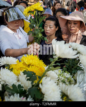 (190402) -- XICHANG, 2 avril 2019 (Xinhua) -- les gens présents au cours d'un deuil bouquets spontanée cérémonie pour rendre hommage à ceux qui ont perdu leur vie pendant la lutte contre le feu de forêt dans un salon funéraire dans la ville de Xichang, dans le sud-ouest de la province chinoise du Sichuan, le 2 avril 2019. Un incendie qui a tué 30 personnes et a englouti environ 15 hectares de forêt dans le sud-ouest de la province chinoise du Sichuan a été éteint mardi, les autorités locales ont déclaré. Trente personnes, dont 27 pompiers et trois sections locales, ont perdu leur vie pendant la lutte contre l'incendie. (Xinhua/Chaoqun Zhang) Banque D'Images