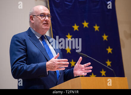 Hanovre, Allemagne. Apr 02, 2019. Phil Hogan, la Commissaire européenne à l'Agriculture et du Développement Rural, parle à une conférence de l'agriculture. Credit : Christophe Gateau/dpa/Alamy Live News Banque D'Images