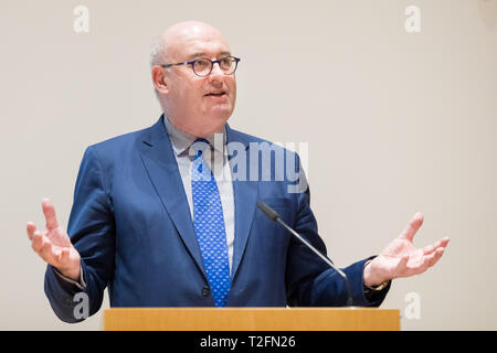 Hanovre, Allemagne. Apr 02, 2019. Phil Hogan, la Commissaire européenne à l'Agriculture et du Développement Rural, parle à une conférence agricole dans le château de Herrenhausen. Credit : Moritz Frankenberg/dpa/Alamy Live News Banque D'Images