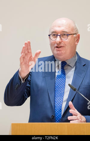 Hanovre, Allemagne. Apr 02, 2019. Phil Hogan, la Commissaire européenne à l'Agriculture et du Développement Rural, parle à une conférence agricole dans le château de Herrenhausen. Credit : Moritz Frankenberg/dpa/Alamy Live News Banque D'Images