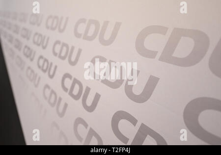 Hanovre, Allemagne. Apr 02, 2019. Dans le petit état partie conférence des CDU Basse-saxe il y a un mur de séparation avec les logos de la CDU. Credit : Christophe Gateau/dpa/Alamy Live News Banque D'Images