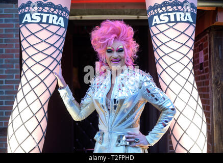 Hambourg, Allemagne. Apr 02, 2019. Dragqueen Olivia Jones se trouve dans la porte avant à l'ouverture de la discothèque "La Bunny burlesque Burlesque". Axel Heimken Crédit :/dpa/Alamy Live News Banque D'Images