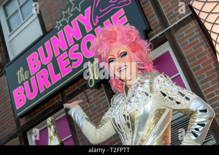 Hambourg, Allemagne. Apr 02, 2019. Dragqueen Olivia Jones se trouve dans la porte avant à l'ouverture de la discothèque "La Bunny burlesque Burlesque". Axel Heimken Crédit :/dpa/Alamy Live News Banque D'Images