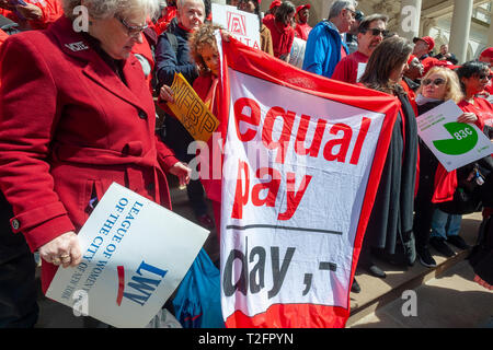 New York, USA. Apr 02, 2019. Des militants, des dirigeants communautaires, les membres de l'Union et les politiciens se réunissent sur les étapes du City Hall de New York le mardi, Avril 2, 2019 à rassemblement contre la disparité de rémunération sur la 13e édition de la Journée de l'égalité salariale. Dans le monde entier les femmes gagnent en moyenne 87 cents pour chaque dollar son homologue masculin gagne avec des ajustements pour les femmes de couleur. Crédit : Richard Levine/Alamy Live News Banque D'Images