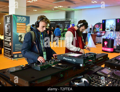 Francfort, Allemagne. 2ème apr 2019. Les visiteurs d'essayer un DJ Mixer au Musikmesse de Francfort, Allemagne, le 2 avril 2019. L'événement de quatre jours Musikmesse, rendez-vous européen incontournable pour l'industrie de la musique, a donné le coup d'ici mardi. Crédit : Yang Lu/Xinhua/Alamy Live News Banque D'Images