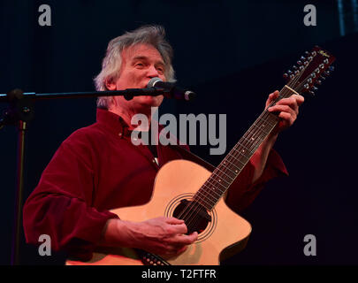 Francfort, Allemagne. 2ème apr 2019. Musicien américain Dave Lee Howard fonctionne à la Musikmesse de Francfort, Allemagne, le 2 avril 2019. L'événement de quatre jours Musikmesse, rendez-vous européen incontournable pour l'industrie de la musique, a donné le coup d'ici mardi. Crédit : Yang Lu/Xinhua/Alamy Live News Banque D'Images