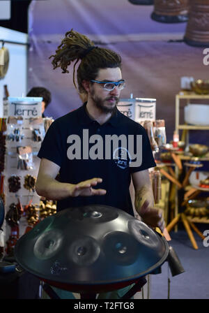 Francfort, Allemagne. 2ème apr 2019. Un homme joue du handpan à la Musikmesse de Francfort, Allemagne, le 2 avril 2019. L'événement de quatre jours Musikmesse, rendez-vous européen incontournable pour l'industrie de la musique, a donné le coup d'ici mardi. Crédit : Yang Lu/Xinhua/Alamy Live News Banque D'Images