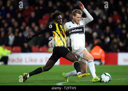 Watford, Royaume-Uni. Apr 02, 2019. Dominigos quina de Watford (L) batailles avec Andre Schurrle de Fulham (R). Premier match d'EPL, Watford v Fulham à Vicarage Road à Londres le mardi 2 avril 2019. Cette image ne peut être utilisé qu'à des fins rédactionnelles. Usage éditorial uniquement, licence requise pour un usage commercial. Aucune utilisation de pari, de jeux ou d'un seul club/ligue/dvd publications pic par Steffan Bowen/Andrew Orchard la photographie de sport/Alamy live news Crédit : Andrew Orchard la photographie de sport/Alamy Live News Banque D'Images