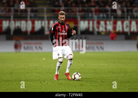 Milan, Italie. 02 avril, 2019. Samu Castillejo de l'AC Milan en action au cours de la série d'un match de football entre l'AC Milan et l'Udinese Calcio. Crédit : Marco Canoniero/Alamy Live News Banque D'Images