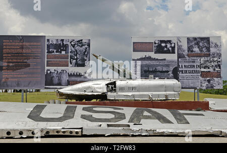 La HAVANE, CUBA. 6 mai, 2018. Des morceaux de ce qui semble être des avions de l'US Air Force qui ont été abattus au cours de la hauteur de la crise des missiles de Cuba sont sur l'affichage à La Havane, Cuba. Crédit : Mike Eliason/ZUMA/Alamy Fil Live News Banque D'Images