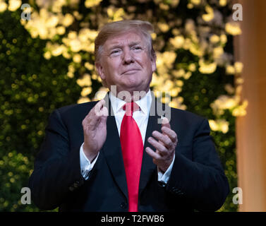 Washington, États-Unis d'Amérique. Apr 02, 2019. Le Président des Etats-Unis, Donald J. Trump arrive à prononcera une allocution à la commission du Congrès républicain national (CNRC) Dîner de printemps au National Building Museum de Washington, DC le mardi 2 avril, 2019. Credit : Ron Sachs/Piscine via CNP | Conditions de crédit dans le monde entier : dpa/Alamy Live News Banque D'Images