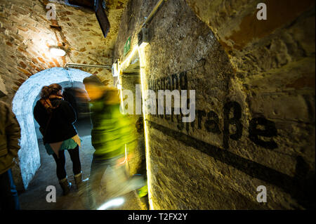 Mainz, Allemagne. Mar 17, 2019. L'inscription 'Quitter' Stahlbergstraße témoigne de l'utilisation de les voûtes historiques les casemates pendant la Seconde Guerre mondiale. Le Fort Philipp a été construit environ 1730 et a été d'une longueur de 120m et près de 600m de circonférence l'un des plus grands forts à Mayence. Le Mainzer Unterwelten e.V. fait de cette fortification militaire accessible au public pour la première fois cette année. (Dpa 'galeries souterraines faire experienceable' à partir de l'histoire de Mayence 03.04.2019) Crédit : Andreas Arnold/dpa/Alamy Live News Banque D'Images