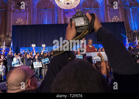 Chicago, Illinois, USA. 2ème apr 2019. Élu maire Lori Lightfoot donnant son discours à prend en charge à l'hôtel Hilton de Chicago. Mme Lightfoot est Chicagos premier maire femmes afro-américaines. Credit : Rick Majewski/ZUMA/Alamy Fil Live News Banque D'Images