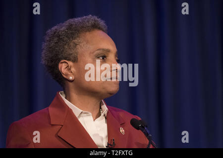 Chicago, Illinois, USA. 2ème apr 2019. Élu maire Lori Lightfoot donnant son discours à prend en charge à l'hôtel Hilton de Chicago. Mme Lightfoot est Chicagos premier maire femmes afro-américaines. Credit : Rick Majewski/ZUMA/Alamy Fil Live News Banque D'Images